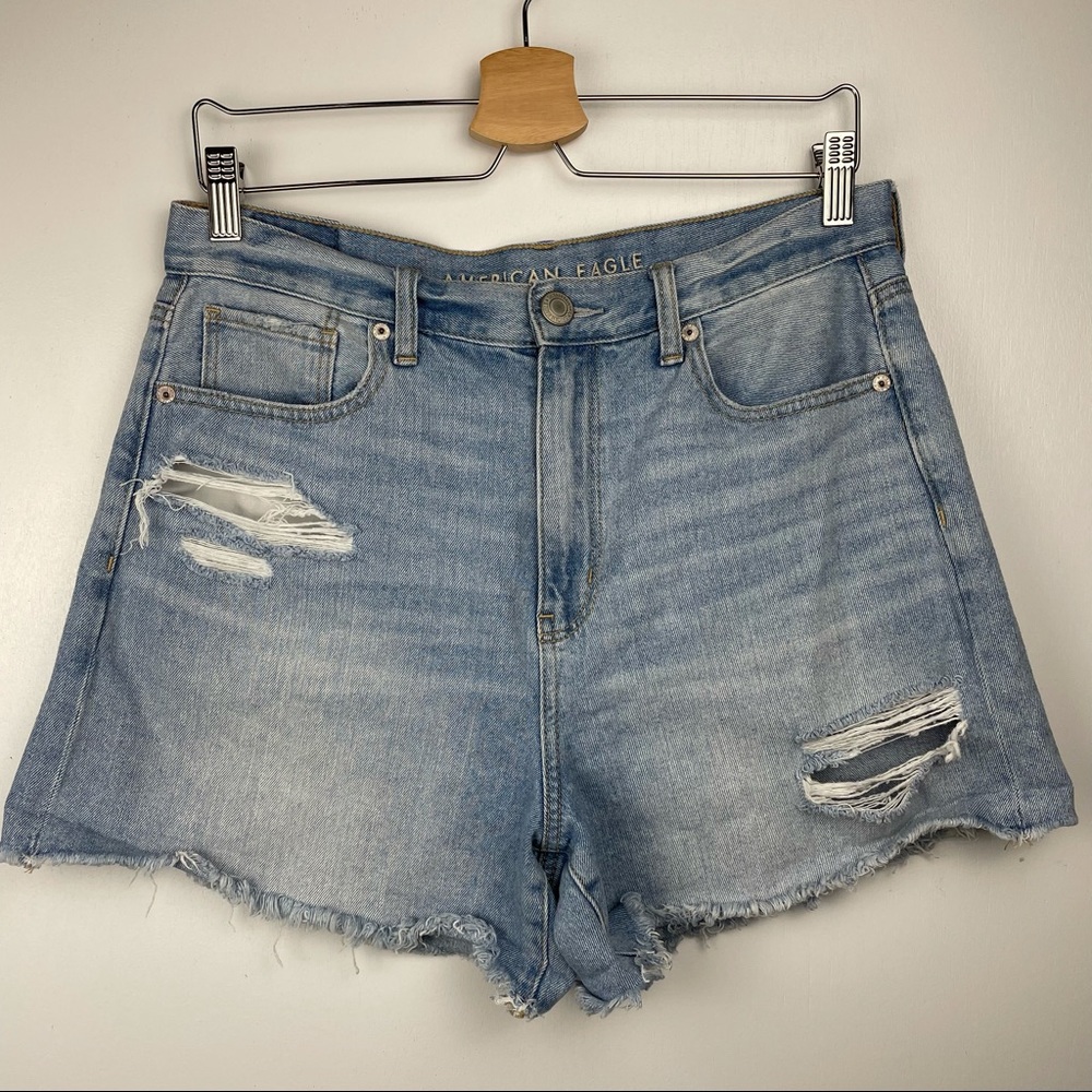 American Eagle Distressed Mom Short Light Wash 10